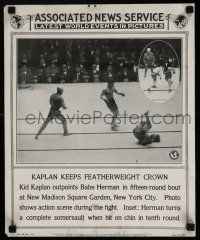 4z019 ASSOCIATED NEWS SERVICE newsstand poster '25 Kid Kaplan knocking out Herman in boxing ring!