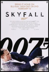 4z792 SKYFALL 27x40 video poster '12 cool c/u of Daniel Craig as James Bond on back shooting gun!