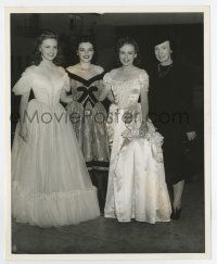 5d058 ALICE IN MOVIELAND 8x10 still '40 Joan Leslie with mother & two sisters by Mack Elliott!