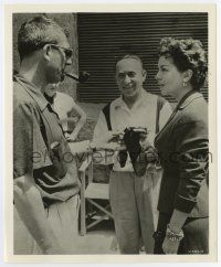 5d341 FLAME & THE FLESH candid deluxe 8.25x10 still '54 Lana Turner, director & producer on set!