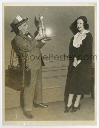 5d413 H.G. WELLS/ETHEL MERMAN 7x9 news photo '35 taking a pic for NY Press Photographer's Ball!
