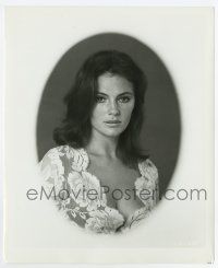 5d476 JACQUELINE BISSET 8.25x10 still '70s cool head & shoulders portrait in sexy revealing blouse!