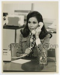 5d611 MARY TYLER MOORE SHOW TV 7x9 still '70 great close up from the series premiere episode!
