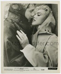 5d681 NIAGARA 8.25x10 still '53 Marilyn Monroe cheating on husband w/Richard Allan in the rain!