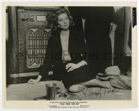 5t461 SUZY PARKER signed 8x10.25 still '57 c/u sitting on floor by cool radio in Kiss Them For Me!