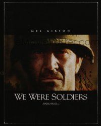 5t221 MEL GIBSON signed promotional book '02 filled with photos & info from We Were Soldiers!