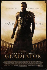 5z363 GLADIATOR int'l DS 1sh '00 Ridley Scott, cool image of Russell Crowe in the Coliseum!