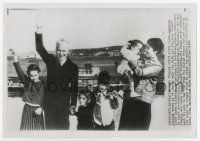 6a188 CHARLIE CHAPLIN 7x10 news photo '52 with 8 year-old Geraldine & family, barred from U.S.!