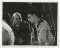 6a348 GIRL CRAZY candid 8.25x10 still '43 director Norman Taurog with Mickey Rooney between scenes!