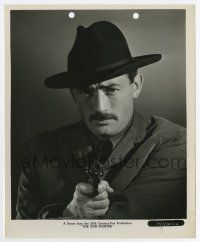 6a386 GUNFIGHTER 8.25x10 still '50 best close portrait of outlaw Gregory Peck pointing his gun!