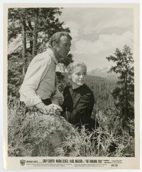 6a391 HANGING TREE 8.25x10 still '59 c/u of Gary Cooper & pretty Maria Schell on mountainside!