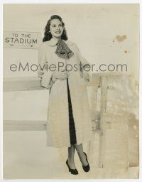 6a460 JANET LEIGH 7x9.25 news photo '49 at stadium modeling a coat of white South American lamb!
