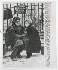 6a578 MIDDLE OF THE NIGHT candid 7x9 news photo '59 Kim Novak & Fredric March try to keep warm!