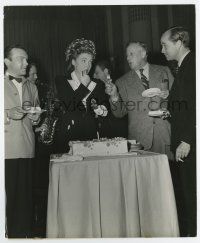 6a733 SKY'S THE LIMIT candid 7.75x9.5 still '43 Joan Leslie given birthday cake by producer & crew!