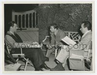 6a837 UNDERCURRENT candid deluxe 8x10.25 still '46 Vincente Minnelli with Robert Taylor & Mitchum!