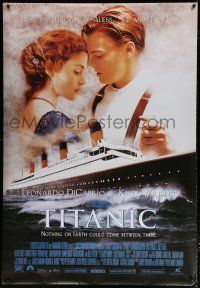 6c011 TITANIC 40x58 English commercial poster '97 Leonardo DiCaprio holds Kate Winslet!