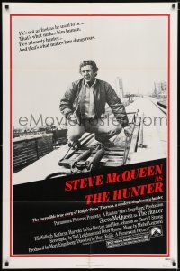6f442 HUNTER 1sh '80 great image of bounty hunter Steve McQueen!