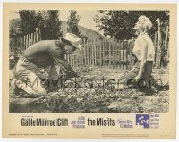 6g519 MISFITS LC #3 '61 Clark Gable digs in the yard while sexy Marilyn Monroe watches!