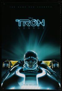 6k775 TRON LEGACY teaser DS 1sh '10 great different close up image of light cycles!