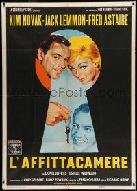 6w895 NOTORIOUS LANDLADY Italian 1p '62 different art of Kim Novak, Lemmon & Astaire in keyhole!