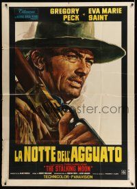 6w953 STALKING MOON Italian 1p '68 cool different close up art of Gregory Peck with rifle!