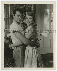 6x703 TONY CURTIS/JANET LEIGH 8x10 still '50s full-length close portrait of the couple hugging!