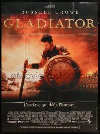 7c811 GLADIATOR French 1p '00 close up of kneeling Russell Crowe, directed by Ridley Scott!