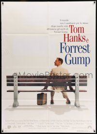 7c602 FORREST GUMP Italian 1p '94 Tom Hanks on bench waiting for the bus, Robert Zemeckis classic!