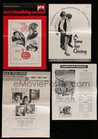 7d063 LOT OF 37 UNCUT PRESSBOOKS '50s-70s great advertising images from a variety of movies!