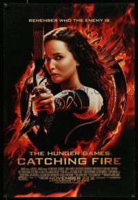 7g333 HUNGER GAMES: CATCHING FIRE advance DS 1sh '13 close-up of Jennifer Lawrence w/bow!