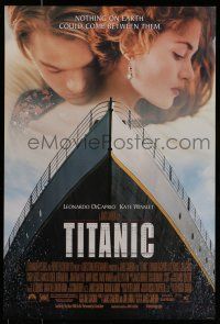 7g762 TITANIC DS 1sh '97 great romantic image of Leonardo DiCaprio & Kate Winslet!