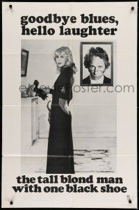 7h814 TALL BLOND MAN WITH ONE BLACK SHOE 1sh '73 Le Grand Blond aven une Chassure Noire
