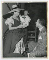 7m720 PIRATE candid 8.25x10 still '48 Judy Garland getting hair fixed and talking to Roger Edens!