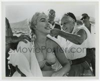 7m796 MISFITS candid 8x10 still '61 crew members watch Marilyn Monroe in bikini having hair braided!