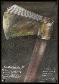 7p573 SIEKIEREZADA Polish 26x38 '85 cool artwork of hatchet & book heads by Andrzej Pagowski!