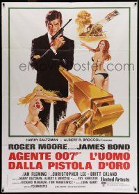 8b050 MAN WITH THE GOLDEN GUN Italian 1p R70s art of Roger Moore as James Bond by Robert McGinnis!