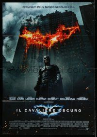 8g046 DARK KNIGHT Italian 1p '08 Christian Bale as Batman in front of flaming building!