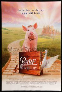 8k084 BABE PIG IN THE CITY DS 1sh '98 cute image of director George Miller's talking pig!