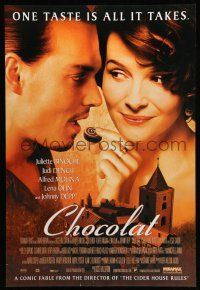 8k151 CHOCOLAT DS 1sh '00 Johnny Depp, Juliette Binoche, one taste is all it takes!