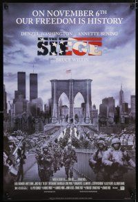 8k671 SIEGE style B advance 1sh '98 Denzel Washington, Bruce Willis, troops on Brooklyn Bridge!
