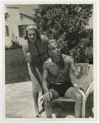 8s065 AL JOLSON/RUBY KEELER 8x10.25 still '37 the married stars at home with Al in swim trunks!