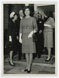 8s388 JACQUELINE KENNEDY ONASSIS 6x8 news photo '62 at Buckingham Palace lunching with the Queen!