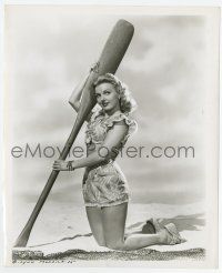 8s516 LYNN MERRICK 8.25x10 still '40s in sexy swimsuit kneeling on beach holding giant oar!
