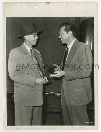 8s933 TURNING POINT candid 8x11 key book still '52 real life cop teaches William Holden to use gun!
