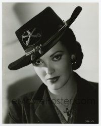 8s937 TWO FLAGS WEST 7.5x9.5 still '50 head & shoulders portrait of sexy Linda Darnell w/ hat!