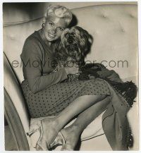 8s405 JAYNE MANSFIELD English 9x10 news photo '57 at hotel before London premiere of Oh For a Man!