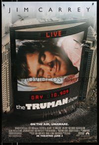 8w807 TRUMAN SHOW advance 1sh '98 cool image of Jim Carrey on large screen, Peter Weir!