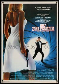9b194 LIVING DAYLIGHTS Italian 1sh '87 Dalton as Bond & sexy Maryam d'Abo in sheer dress w/gun!