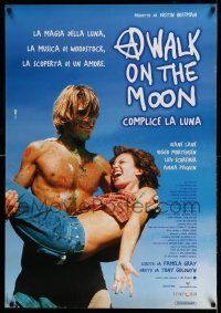 9b211 WALK ON THE MOON Italian 1sh '99 Viggo Mortensen carrying sexy Diane Lane!