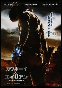 9b741 COWBOYS & ALIENS teaser DS Japanese 29x41 '11 cool image of Daniel Craig w/ alien weapon!